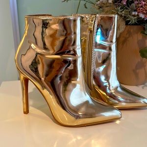 Gorgeous gold pointed ankle boots